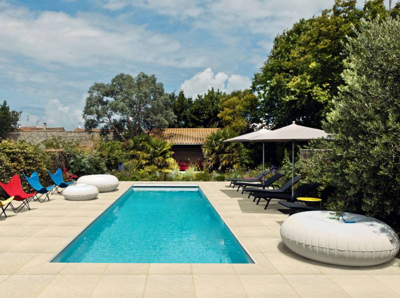 Dalles et carrelage extérieur  pour contour de piscine et terrasses 